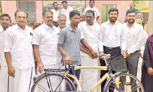 திட்டச்சேரி அரசு பள்ளியில் இலவச மிதிவண்டி வழங்கல்