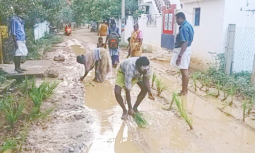 சகதியான சாலையில் நடவு நட்டு எதிர்ப்பை தெரிவித்த மக்கள்