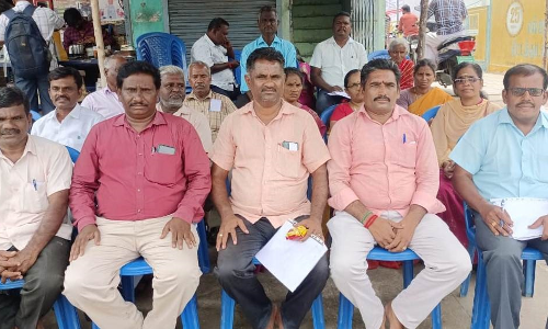 எல்ஐசி முகவர்கள்  தர்ணா போராட்டம்