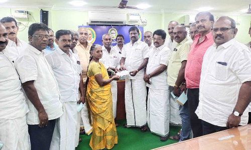 தச்சநல்லூர் அருகே கொலை செய்யப்பட்ட தொழிலாளி குடும்பத்துக்கு நிதியுதவி - தட்சணமாற நாடார் சங்கம் வழங்கியது