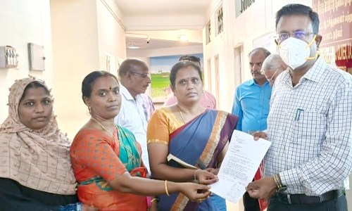 பணி நியமனம் செய்யக்கோரி கவுரவ விரிவுரையாளர்கள் சார்பில் தஞ்சை கலெக்டரிடம் மனு