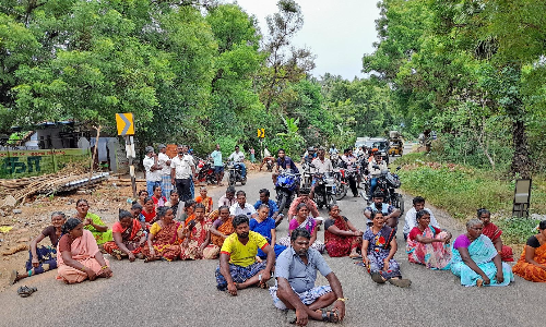 களக்காடு அருகே சுடலை கோவிலில் சாமி சிலை சேதம்- பொதுமக்கள் சாலை மறியல்