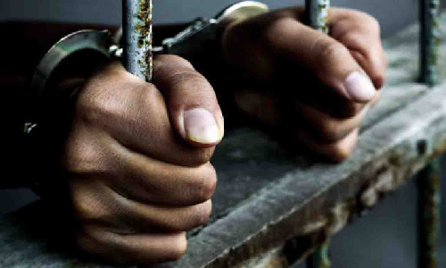 வழிப்பறி வழக்கில் 4 ஆண்டுகளாக தலைமறைவாக இருந்த வாலிபர் கைது - மும்பை விமான நிலையத்தில் சிக்கினார்