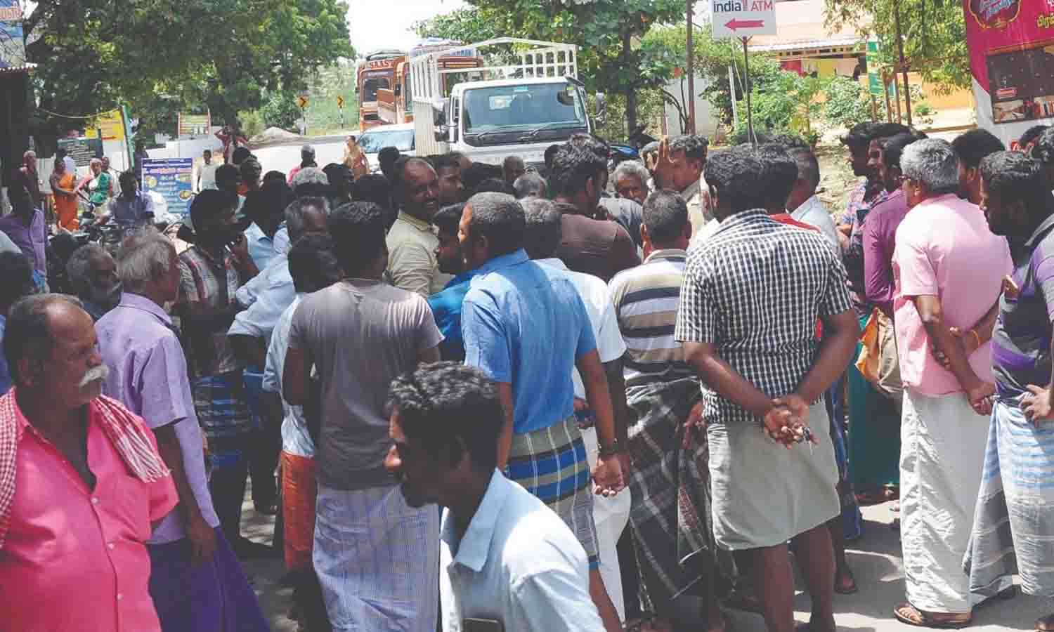 மடத்துக்குளம் அருகே கல்குவாரி லாரிகளை சிறைபிடித்த பொதுமக்கள்