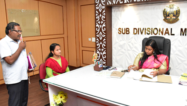 திருச்செங்கோடு  ஆர்.டி.ஓ. அலுவலகத்தில் கலெக்டர் ஆய்வு