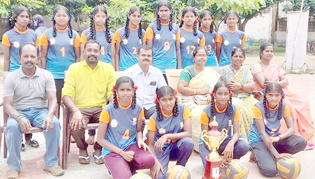 மாநில அளவிலான கையுந்து பந்து போட்டிக்கு பேராவூரணி அரசு பள்ளி மாணவிகள் தேர்வு