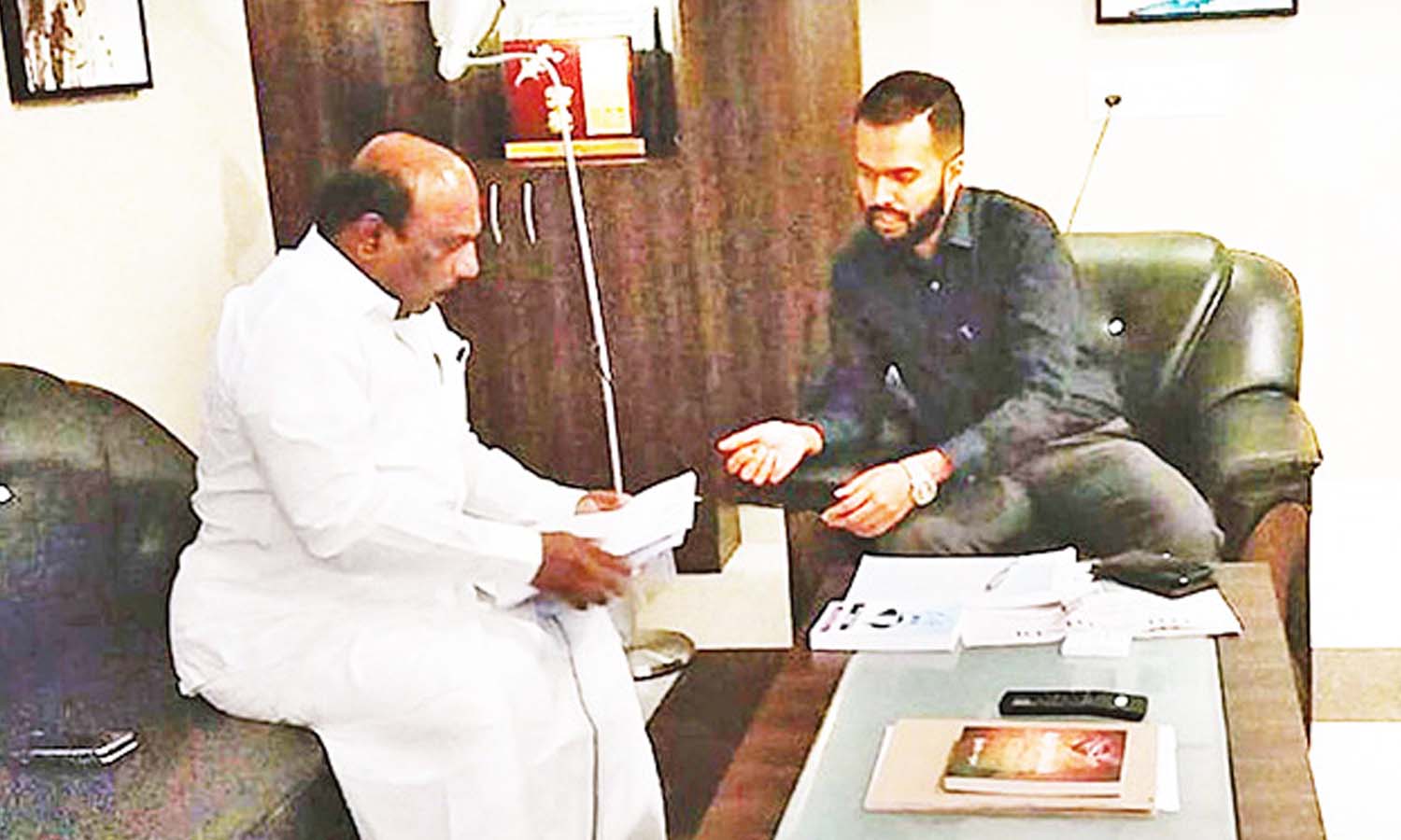 புதிய கால்வாய் அமைக்கும் பணிக்கு நிதி வழங்க பரிந்துரை செய்ய வேண்டும்- தென்காசி கலெக்டரிடம், மனோஜ் பாண்டியன் எம்.எல்.ஏ. மனு