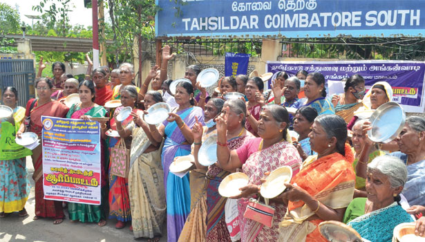 கோவையில் சத்துணவு மற்றும் அங்கன்வாடி ஓய்வூதியர்கள் சங்கத்தினர் போராட்டம் கோவையில் சத்துணவு மற்றும் அங்கன்வாடி ஓய்வூதியர்கள் சங்கத்தினர் போராட்டம்