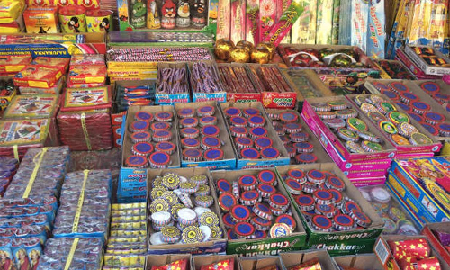 பொதுமக்கள் அதிகம் கூடக்கூடிய இடங்களில் பட்டாசுக்கடைகள் நடத்த கூடாது- தீயணைப்பு அலுவலர் அறிவிப்பு