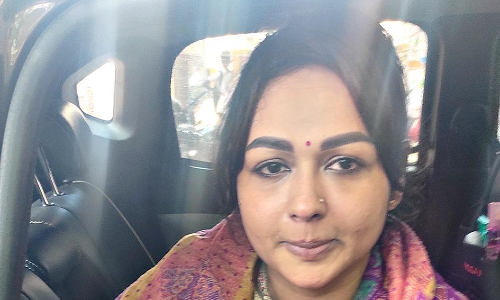 ராமநாதபுரத்தில் முன்னாள் அமைச்சரை பார்க்க வேண்டும் என்று அடம் பிடித்த துணை நடிகை