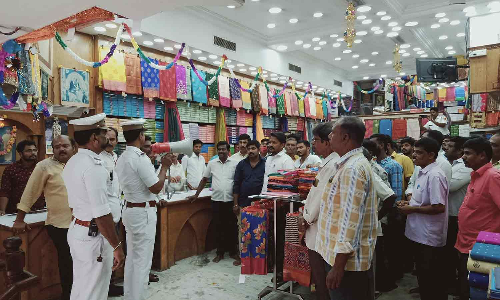 சாலையில் வாகனங்களை நிறுத்த தடை