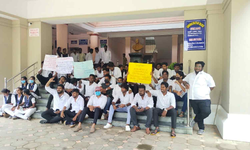 சட்டக்கல்லூரி மாணவர்கள் வகுப்பு புறக்கணித்து போராட்டம்