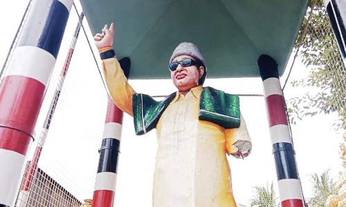 திட்டக்குடி அருகே எம்.ஜி.ஆர் சிலை உடைப்பு-பதட்டம்  போலீஸ் குவிப்பு