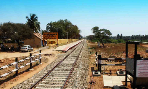 மடத்துக்குளம் ரெயில் நிலையம் மேம்படுத்தப்படுமா? பயணிகள் எதிர்பார்ப்பு