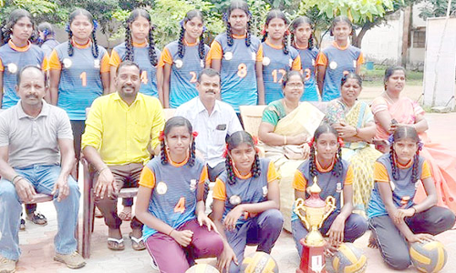 மாநில அளவிலான கையுந்து பந்து போட்டிக்கு பேராவூரணி அரசு பள்ளி மாணவிகள் தேர்வு