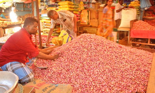 நெல்லை மாவட்ட மார்க்கெட்டுகளில்  சின்ன வெங்காயம் கிலோ ரூ.100 ஆக உயர்வு  - வரத்து குறைவால் விலை அதிகரிப்பு