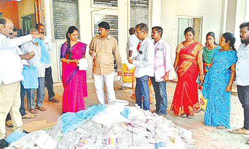 குடோன்களில் பதுக்கிய 3 டன் பிளாஸ்டிக் பொருட்கள் பறிமுதல்