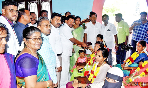 திருச்செந்தூரில் கர்ப்பிணி பெண்களுக்கு சமுதாய வளைகாப்பு - அமைச்சர் அனிதா ராதாகிருஷ்ணன் சீதன பொருட்கள் வழங்கினார்