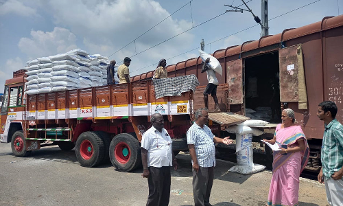 கள்ளக்குறிச்சி மாவட்டத்தில்  அரசு நிர்ணயத்தை விலையில் உரங்கள் விற்பனை செய்ய வேண்டும்  வேளாண் அதிகாரி தகவல்