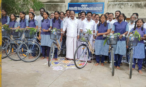 அரசு பள்ளி மாணவர்களுக்கு இலவச சைக்கிள்