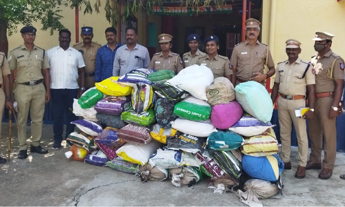 அரக்கோணம் ரெயில் நிலையத்தில் 1 டன் ரேசன் அரிசி பறிமுதல்