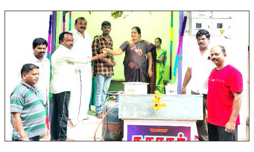 காவேரிபட்டணத்தில்   வேலைவாய்ப்பற்ற இளைஞருக்கு டீக்கடை வைத்து கொடுத்த பேரூராட்சி தலைவர்