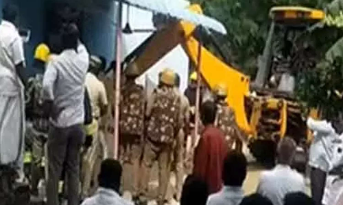 ஆரணி அருகே நரபலி வதந்தி- வீட்டு கதவை உடைத்து 6 பேரை மீட்ட போலீசார்