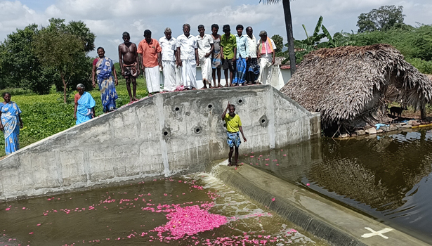 ஓமலூர் அருகே 60 ஆண்டுகளுக்குப் பிறகு 60 ஆண்டுகளுக்குப் பிறகு நிரம்பிய ஏரி கிராம மக்கள் மலர் தூவி மகிழ்ச்சி ஓமலூர் அருகே 60 ஆண்டுகளுக்குப் பிறகு 60 ஆண்டுகளுக்குப் பிறகு நிரம்பிய ஏரி கிராம மக்கள் மலர் தூவி மகிழ்ச்சி