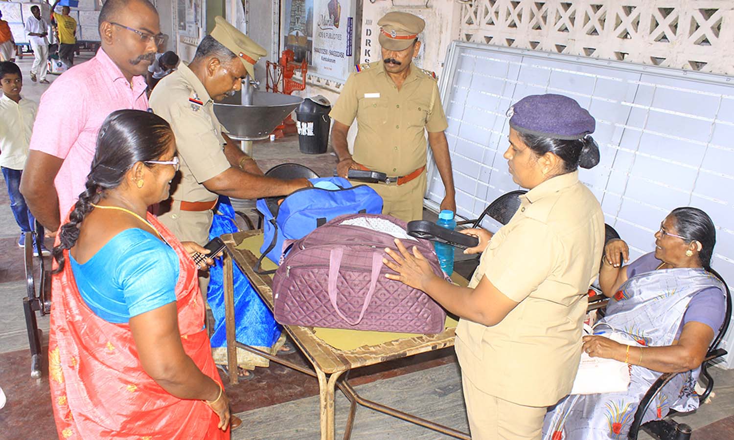 தீபாவளி பண்டிகையையொட்டி நெல்லை ரெயில் நிலையத்தில் பயணிகளிடம் போலீசார் சோதனை தீபாவளி பண்டிகையையொட்டி நெல்லை ரெயில் நிலையத்தில் பயணிகளிடம் போலீசார் சோதனை