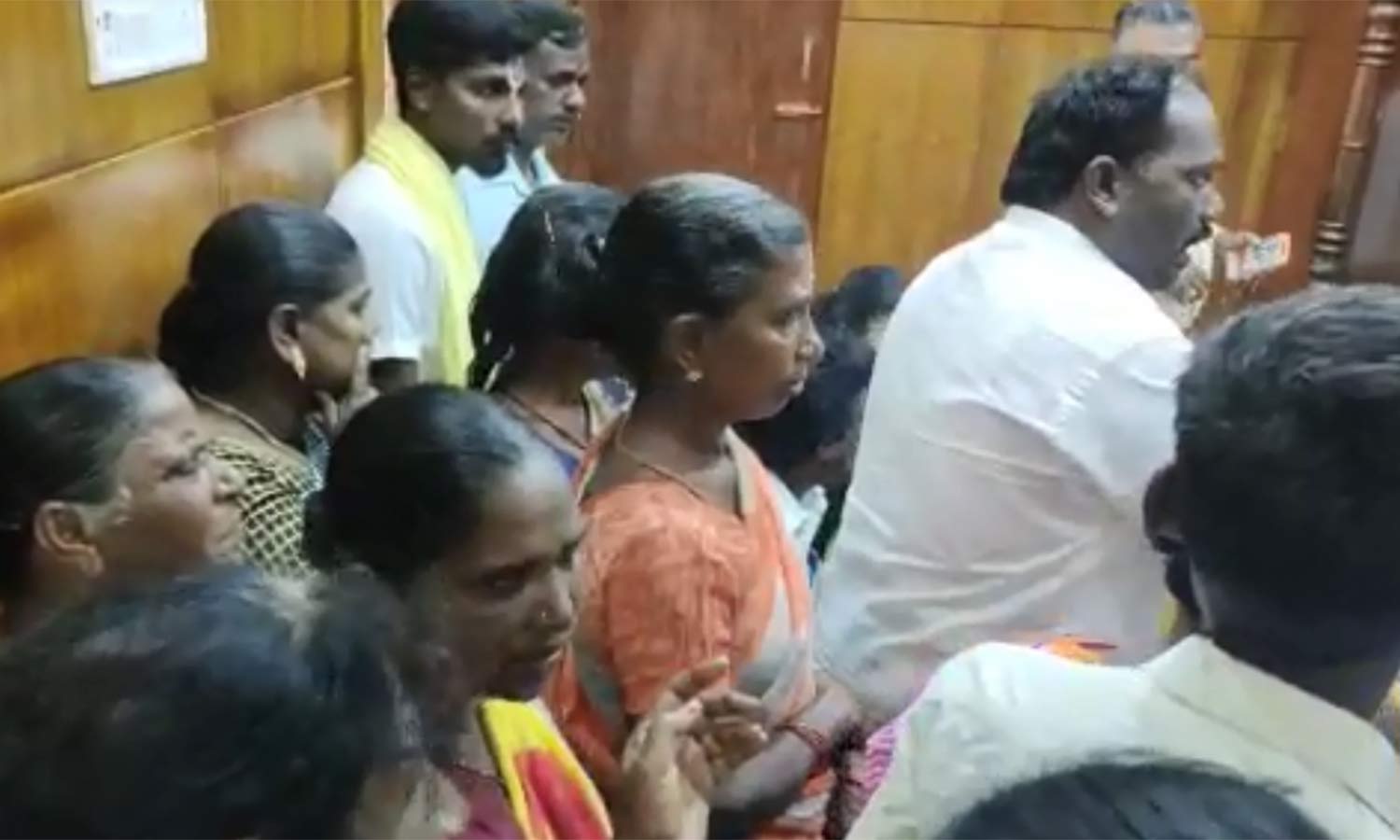 குடிநீர் வழங்க கோரி பேரூராட்சி அலுவலகத்தை முற்றுகையிட்டு பொதுமக்கள் போராட்டம் குடிநீர் வழங்க கோரி பேரூராட்சி அலுவலகத்தை முற்றுகையிட்டு பொதுமக்கள் போராட்டம்