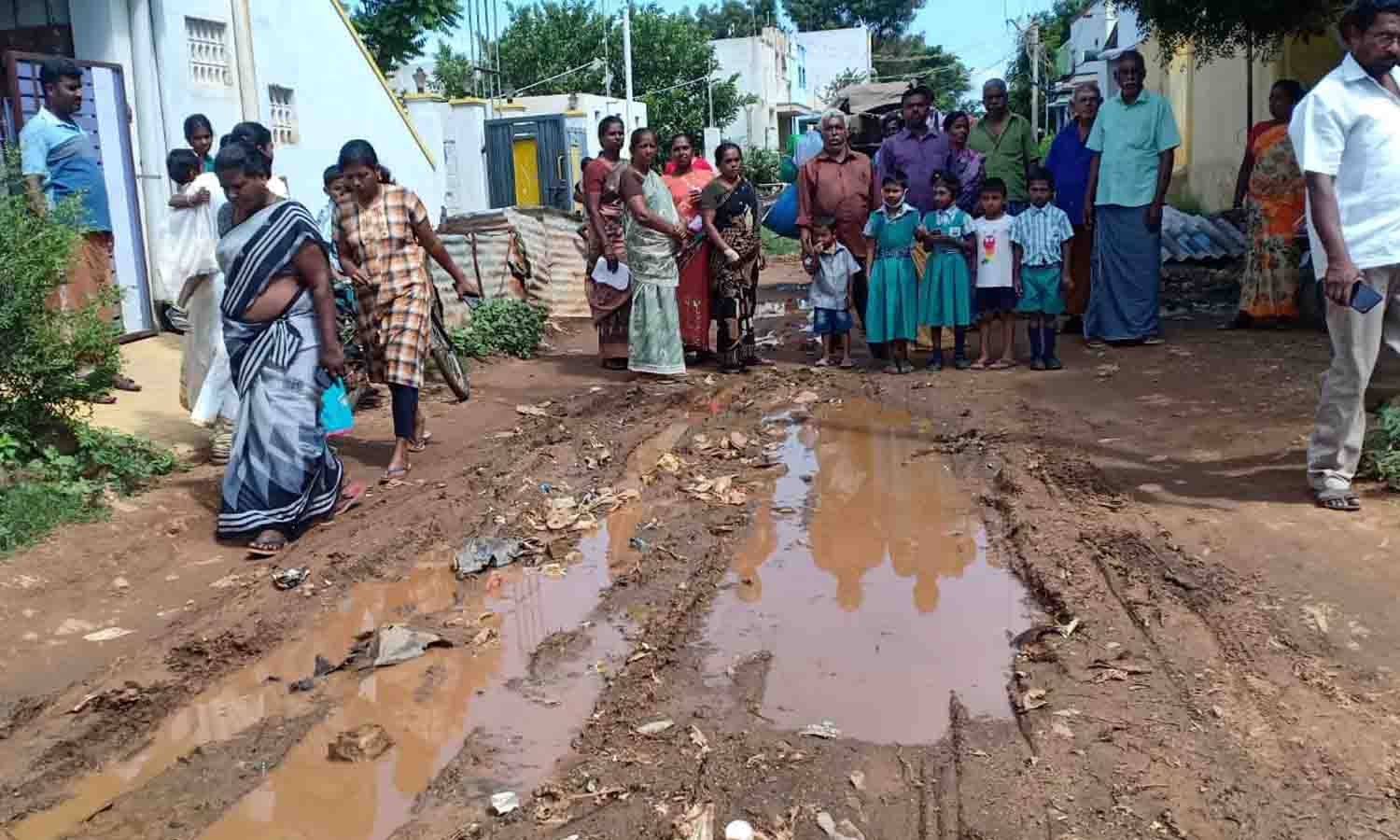 திருப்பூர் கார்த்திக்நகரில் சாலையை சீரமைக்க கோரி பொதுமக்கள் போராட்டம் திருப்பூர் கார்த்திக்நகரில் சாலையை சீரமைக்க கோரி பொதுமக்கள் போராட்டம்