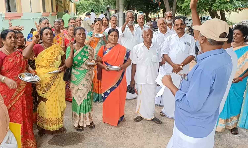 சத்துணவு-அங்கன்வாடி ஓய்வூதியர்கள் காலி தட்டேந்தி ஆர்ப்பாட்டம்