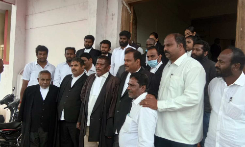 கொடைக்கானல் சப்-இன்ஸ்பெக்டரை கண்டித்து வக்கீல்கள் கோர்ட்டு புறக்கணிப்பு