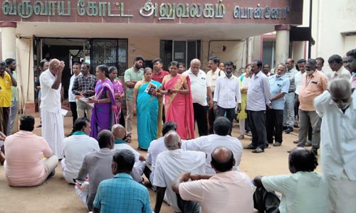 பொன்னேரி கோட்டாட்சியர் அலுவலகத்தில் விவசாயிகள் தர்ணா போராட்டம்