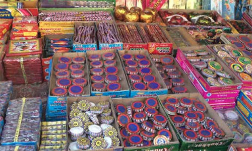 திருவள்ளூரில் பாதுகாப்பாக பட்டாசு விற்க வியாபாரிகளுக்கு பயிற்சி- தீயணைப்பு துறையினர் ஏற்பாடு