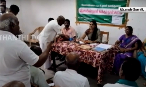 குறைதீர் கூட்டத்தில் கோரிக்கை வைத்த விவசாயிகள்.. கவனிக்காமல் போனில் மூழ்கிய அதிகாரிகள்