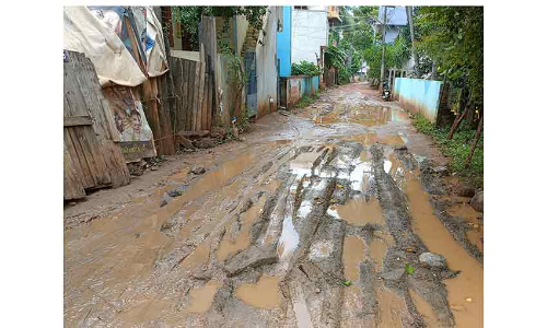 சேரும் சகதியுமான சாலை