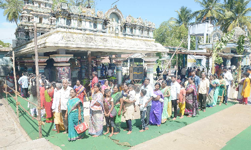 புரட்டாசி 4-வது சனிக்கிழமை பெருமாள் கோவில்களில் பக்தர்கள் சிறப்பு வழிபாடு