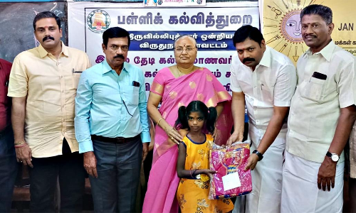 மாணவர்கள் கொடுக்கும் பழக்கத்தை வளர்த்துக் கொள்ள வேண்டும்