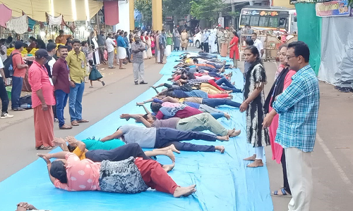 வினோத வழிபாடு: தேவாலயத்தில் அங்கபிரதட்சணம் செய்த கிறிஸ்தவ மக்கள்