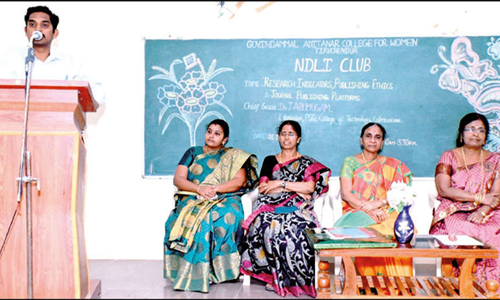 திருச்செந்தூர் கோவிந்தம்மாள் ஆதித்தனார் மகளிர் கல்லூரியில் மாணவிகளுக்கு பயிற்சி பட்டறை