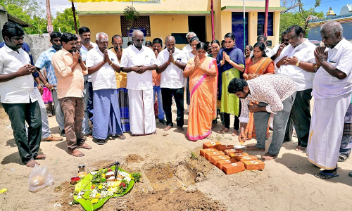 ஆறுமுகநேரியில் 2 ரேஷன் கடைகளுக்கு அடிக்கல் நாட்டு விழா