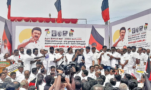 இந்தி திணிப்பை கண்டித்து நெல்லை, வள்ளியூரில் தி.மு.க.வினர் ஆர்ப்பாட்டம்