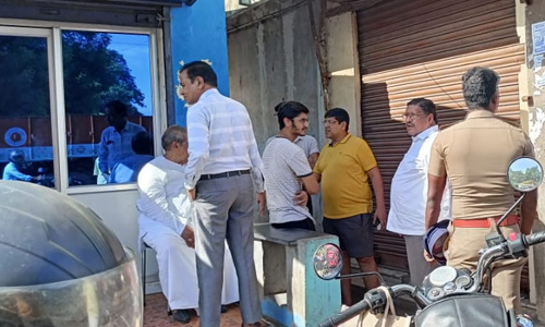 மீஞ்சூரில் நகைக்கடை பூட்டை உடைத்து நகை-பணம் திருட்டு