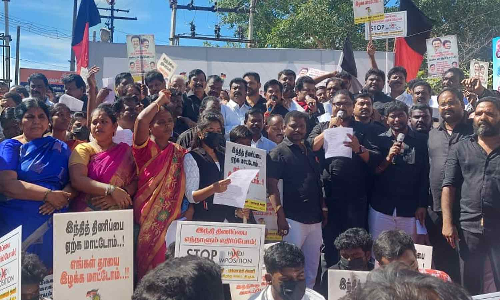 திருவள்ளூர் ரயில் நிலையம் அருகே திமுகவினர் ஆர்ப்பாட்டம்