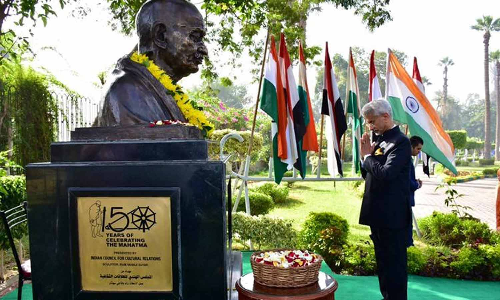 வெளியுறவுத்துறை மந்திரி எகிப்து பயணம் - மகாத்மா காந்தி சிலைக்கு மரியாதை செலுத்தினார்