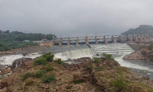 மேட்டூர் அணையிலிருந்து 1.45 லட்சம் கன அடி தண்ணீர் திறப்பு - கரையோர மக்களுக்கு வெள்ள அபாயம்