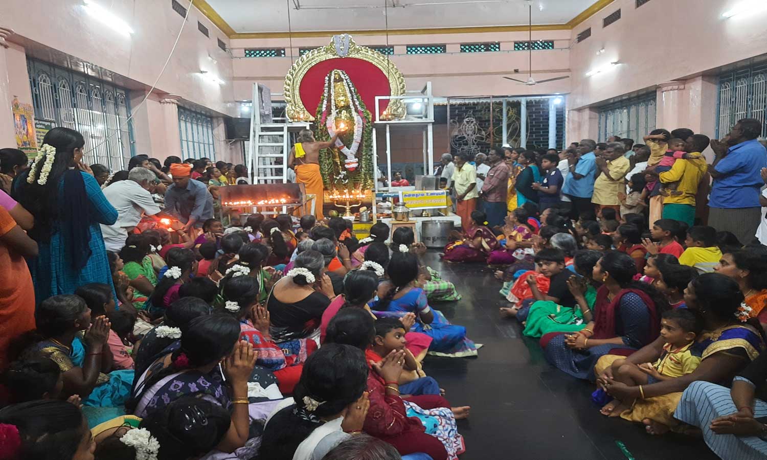 கொட்டாரம் ராமர் கோவிலில் ஆஞ்சநேயருக்கு 1008 வடை மாலை அணிவித்து வழிபாடு கொட்டாரம் ராமர் கோவிலில் ஆஞ்சநேயருக்கு 1008 வடை மாலை அணிவித்து வழிபாடு