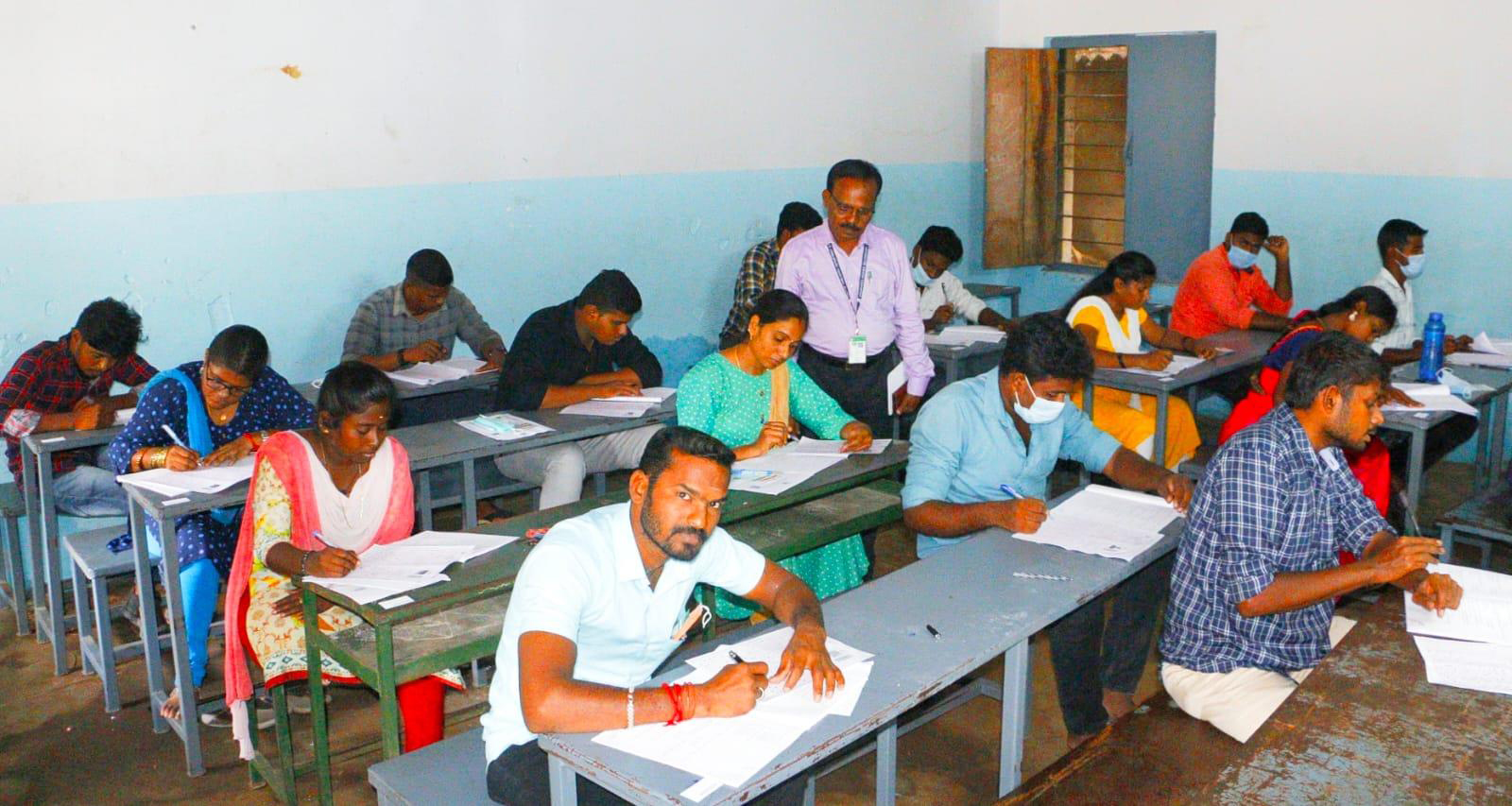 கோர்ட்டு காலி பணியிடங்களுக்கு எழுத்து தேர்வு கோர்ட்டு காலி பணியிடங்களுக்கு எழுத்து தேர்வு