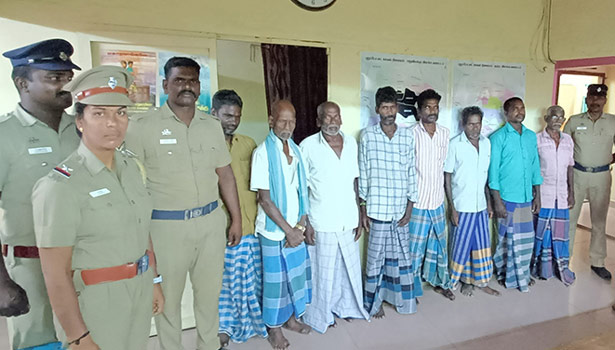 பண்ருட்டி அருகே சூதாட்ட கும்பல் பிடிபட்டது பண்ருட்டி அருகே சூதாட்ட கும்பல் பிடிபட்டது